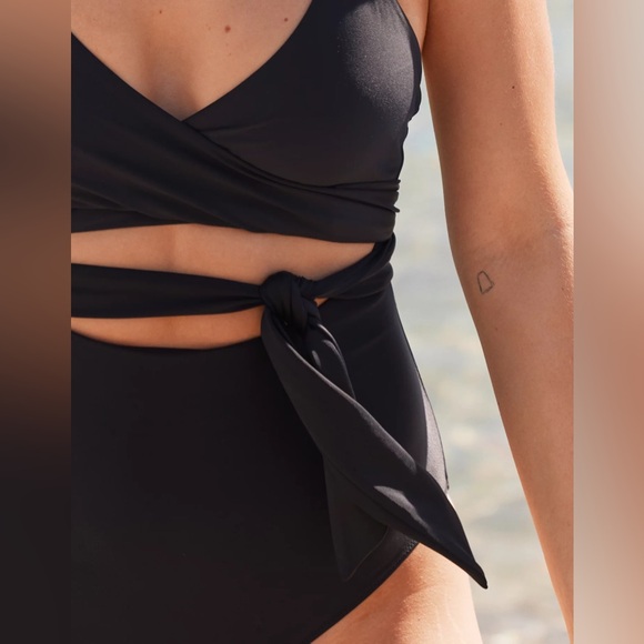 🖤 Aerie Black Wrap One-Piece Swimsuit — Size Medium, full coverage Wrap Swimsuit - Picture 3 of 5